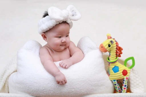 包生男孩正规公司宝宝几个月翻身