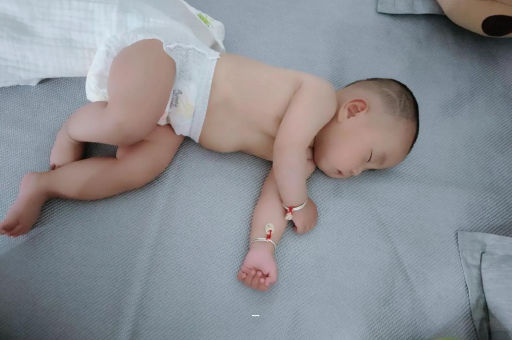 包生男孩正规公司宝宝多久会抬头